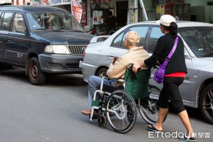 老人長照一年開銷60萬起跳　失能扶助險受重視