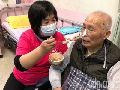 訓練患者脫離鼻胃管 女醫挽袖餵飯2小時